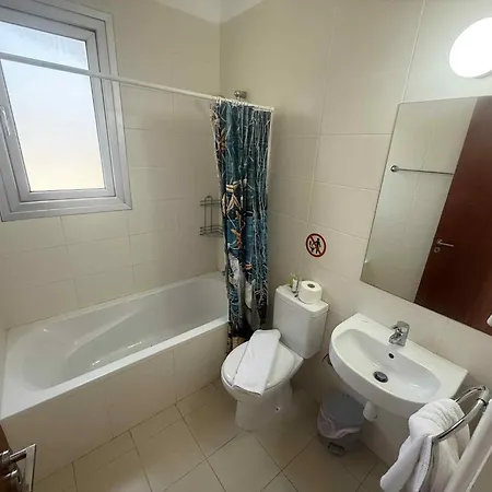 Sunny Breeze In A Prime Spot Near Everything Golful Coralilor