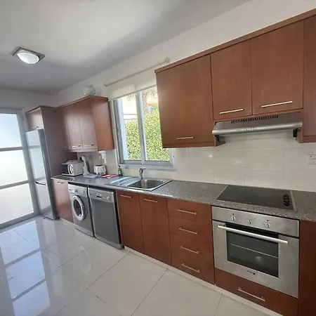 Sunny Breeze In A Prime Spot Near Everything