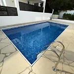 Villa Sunny Breeze In A Prime Spot Near Everything *