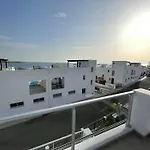 Sunny Breeze In A Prime Spot Near Everything Villa