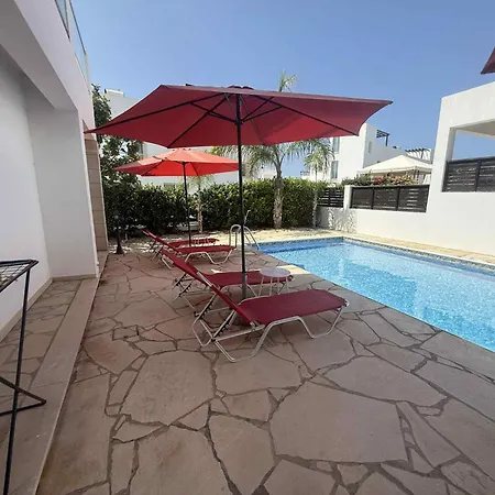 Sunny Breeze In A Prime Spot Near Everything *