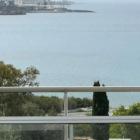 Sunny Breeze In A Prime Spot Near Everything